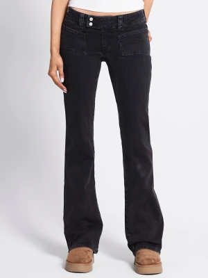 Svarta bootcut jeans - Säljer ett par svarta bootcut jeans från lager 157 med låg midja. Perfekta för dig som gillar en klassisk men trendig look.