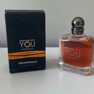 Byte - Emporio Armani Stronger With You Intensely är en parfym med elegant, fyrkantig glasflaska och silverfärgad rund kork. Doften kommer i en svart kartong med orange detaljer och har en varm bärnstensfärgad vätska. Flaskan rymmer 100 ml och utstrålar lyxig och modern känsla.