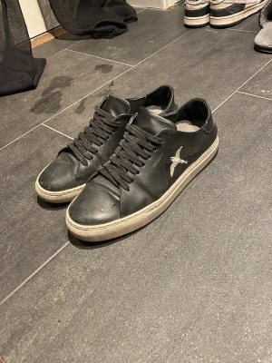 Axel Arigato skor - Storlek 42. Slitna vid hälen men annars schyssta!