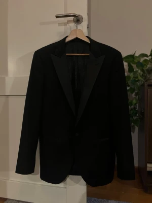 Smoking - Tjena! Detta är en Dressman Smoking (kostymjacka) som passar perfekt till student, bal och/eller universitet i framtiden. Den är oanvänd eftersom jag verkligen ”behövde” en sådan till en skolbal som jag sedan tyvärr inte kunde gå på (perfekt). Modellen är Super 100’S Wool i storlek 48R. Som vanligt kan du kontakta mig om du har några frågor 🦃