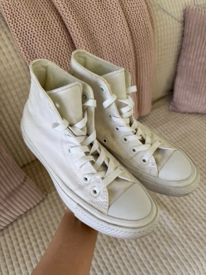 Vita Converse Chuck Taylor High - Klassiska vita Converse Chuck Taylor All Star high tops i canvas med vita snören och gummisula. Perfekta för en clean och tidlös stil 🤍🫶🏻