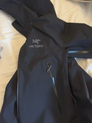 Arc’teryx Jacka - Hej jag säljer en arcteryx jacka som är helt vattentät och den är perfekt till regn och även som skidjacka. Den är väldigt skön att ha på sig och är bara använd fåtal gånger och bra skick size M