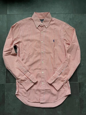 Ralph lauren skjorta  - Tjena, säljer nu denna riktigt snygga och populära Ralph lauren skjortan, den är i bra skick utan några skador, polkagrisfärgad, hör av er vid frågor och funderingar🙌🤝 