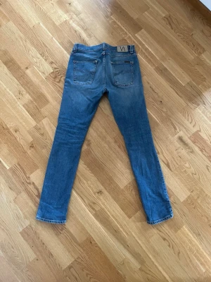 Nudie Jeans- lean dean - Ett par riktigt schyssta nudie jeans i modellen lean dean! Storlek 30/32. Allmänt väldigt fint skick förutom en liten lagning på höger bakficka (se bild 5). Skriv vid frågor eller funderingar!