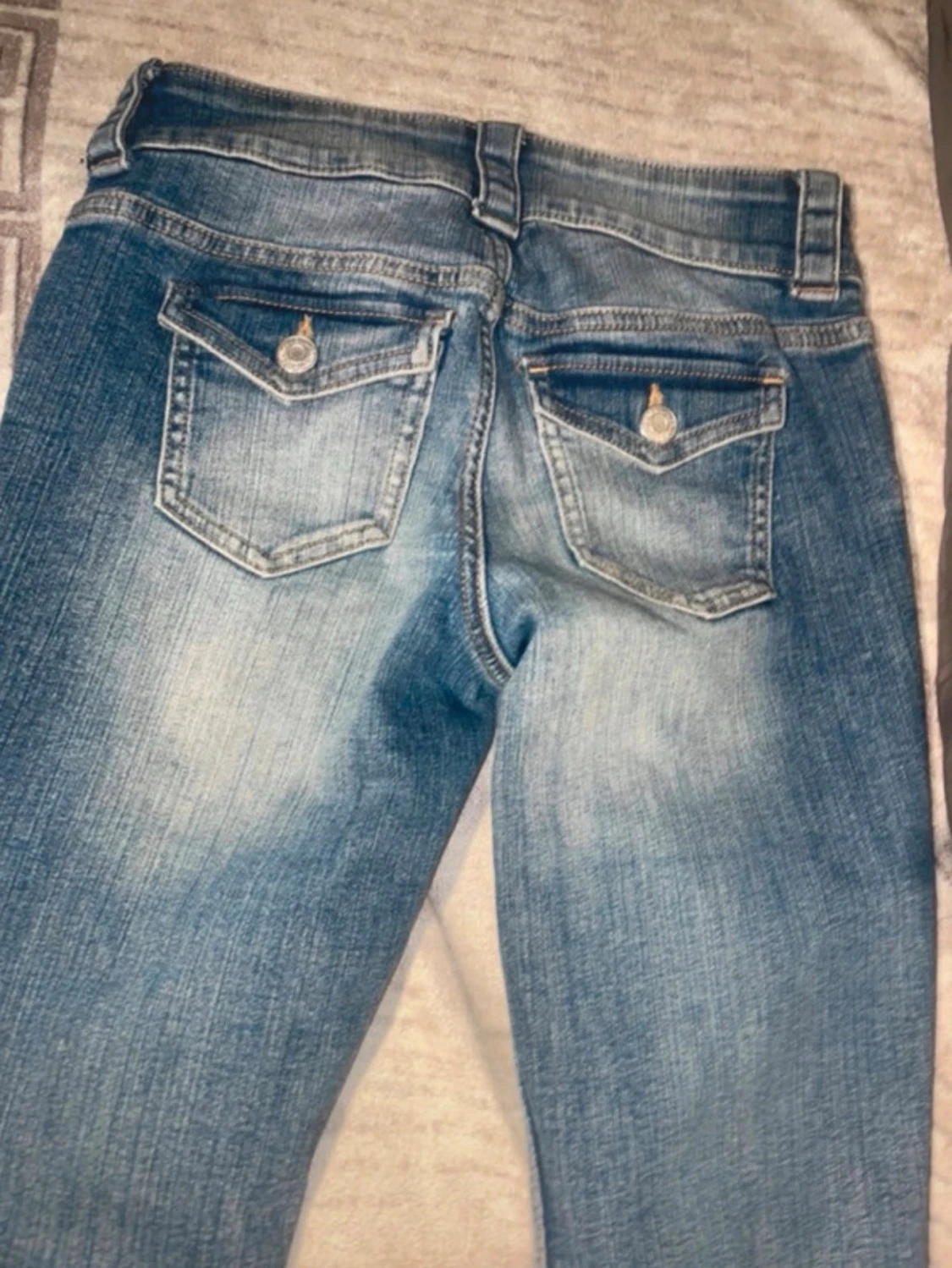 Blå bootcut jeans med ficklock - 1