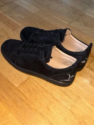Svarta loubs  - Fräscha loubs i storlek 45. Skorna är i riktigt bra skick.