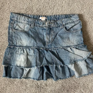 jeans volangkjol - Såå gullig o fin kjol från ginatricot❣️storlek 170 men justerbar resår i midjan så går att ändra så skulle säga att den passar allt från xs-m💕💕