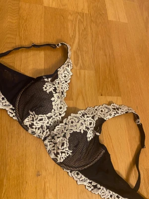 Intimissi bh - Säljer en Intimissi bh utan push up. Har använt 2 gånger men väljer att sälja eftersom inte använder den. Köpt för någon månad sen men i nytt skick fortfarande!💓