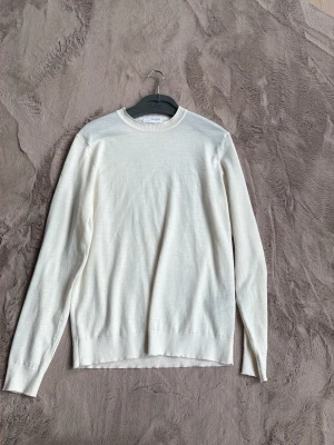 Vit stickad tröja från Cavallaro - Snygg vit merino Wool tröja från Selected Homme perfekt nu till våren, storlek L men sitter som en M