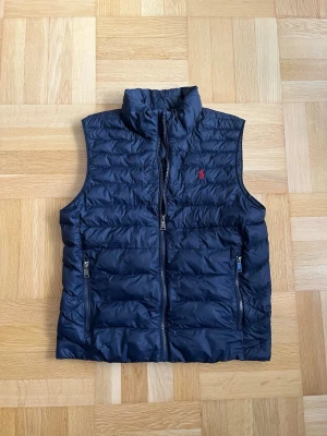 Ralph Lauren Väst - Riktigt stilig väst ifrån Ralph Lauren i storlek 14-16 år = motsvarar cirka storlek XS. Sitter som bäst på folk runt 160-170 cm. Inga defekter och vid frågor eller funderingar är det bara att höra av sig! 😁
