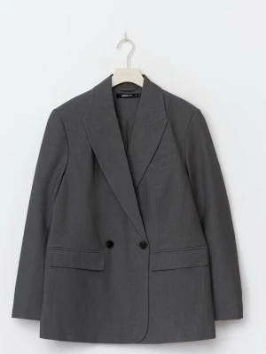 Grå oversized kavaj från Other Stories - Stilren grå kavaj från Gina Tricot  oversized modell med dubbelknäppning och breda slag. Klassisk design. Den är i nyskick! Jag har använt den en gång 🩷 köptes för 3 veckor sedan för 699kr 