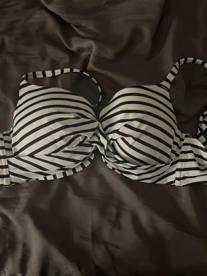 Bikini topp🌸🌸🌸 - står ingen stl & passar inte mig men skulle gissa på 34? (kolla bild 3) kan skicka bättre bilder i dm😊