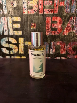 Pauling 19.0 Extrait de Parfum - Unisex parfym från Pauling med namnet 19.0. Flaskan är cylindrisk i genomskinligt glas med en silverfärgad metallkork. Etiketten har en minimalistisk design med ljusblå toner och en palm. Innehållet är ljusgult och flaskan har modern, stilren känsla.