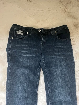 Mörkblå jeans - Säljer ett par mörkblå utsvängda jeans från vivid. Knappt använda, skriv om ni har några frågor 😊