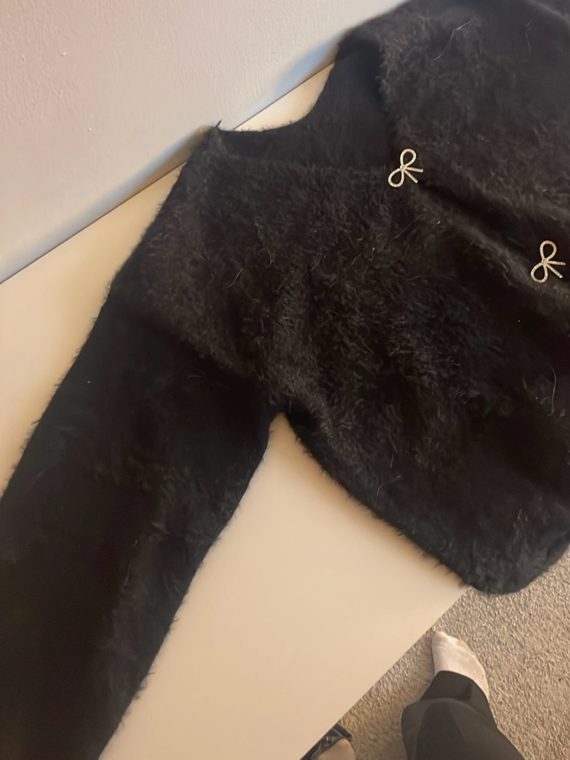 Svart pälskofta med rosettknäppning - 1