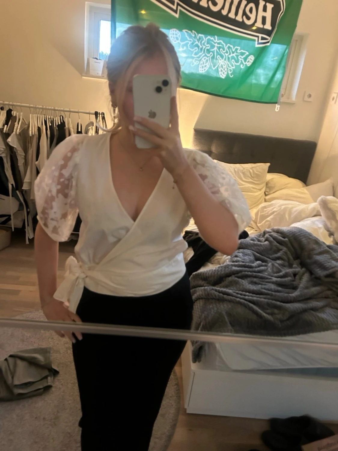 Vit omlottopp med puffärm och spets - 1