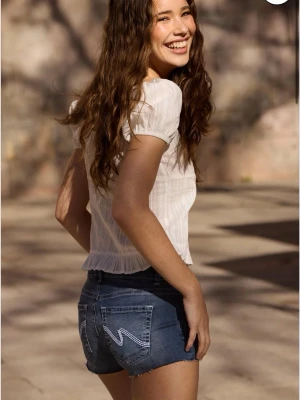 Blåa Nelly shorts - Snygga mörkblå jeans shorts från Nelly, använda ett fåtal gånger, är i superfint skick! Nypris på hemsidan 499kr.