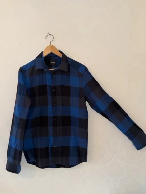 Blårutig skjorta från Only & Sons - Säljer en snygg blårutig skjorta från Only & Sons i slim fit. Nästan ny, använd bara en gång 