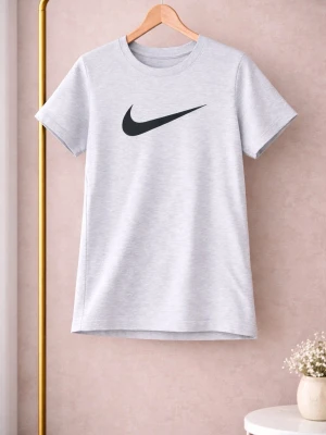 Grå Nike t-shirt med logga - Snygg ljusgrå t-shirt från Nike med den klassiska svarta swoosh-loggan på bröstet. T-shirten har rund halsringning och korta ärmar. Perfekt för en sportig och avslappnad stil.