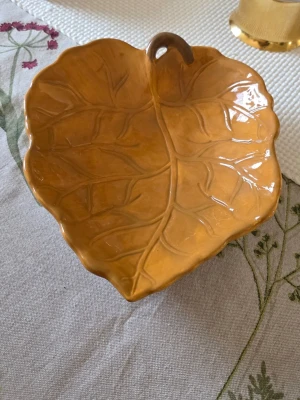 Keramikfat i lövform - Säljer ett dekorativt fat format som ett löv perfekt som dekoration eller för småprylar. Passar snyggt på bordet för en naturlig touch.