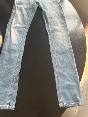 Nudie jeans slim  - Jeansen är storlek 26 i midgan och 32 i längden 