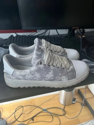 Numeris skor - Storlek 42 passar 43 även. Är storlek 43 och passar mig perfekt