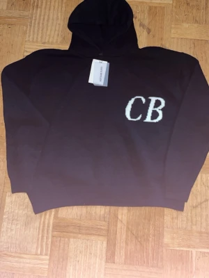 Svart hoodie från Cole Buxton - Säljer ett HELT NYTT svart hoodie från Cole Buxton med vit CB-logga på bröstet. Hoodien har en klassisk huva och ribbade muddar. Materialet känns tjockt och av hög kvalitet, perfekt för en avslappnad streetwear-look. PRISET KAN DISKUTERAS.