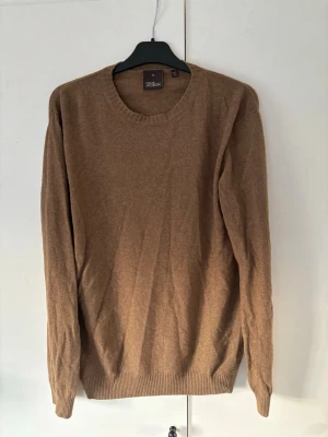 Oscar Jacobson Kashmir tröja M - Sjukt snygg brun Oscar jacobson Kashmir tröja M. Väldigt populär och grym passform i nyskick! Tveka inte vid minsta fråga eller fundering!