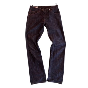 Maison margiela jeans - Maison margiela raka jeans, mörkblå wash. Liten fläck på knät men går säkert bort i tvätt. Använt skick, lite slitningar
