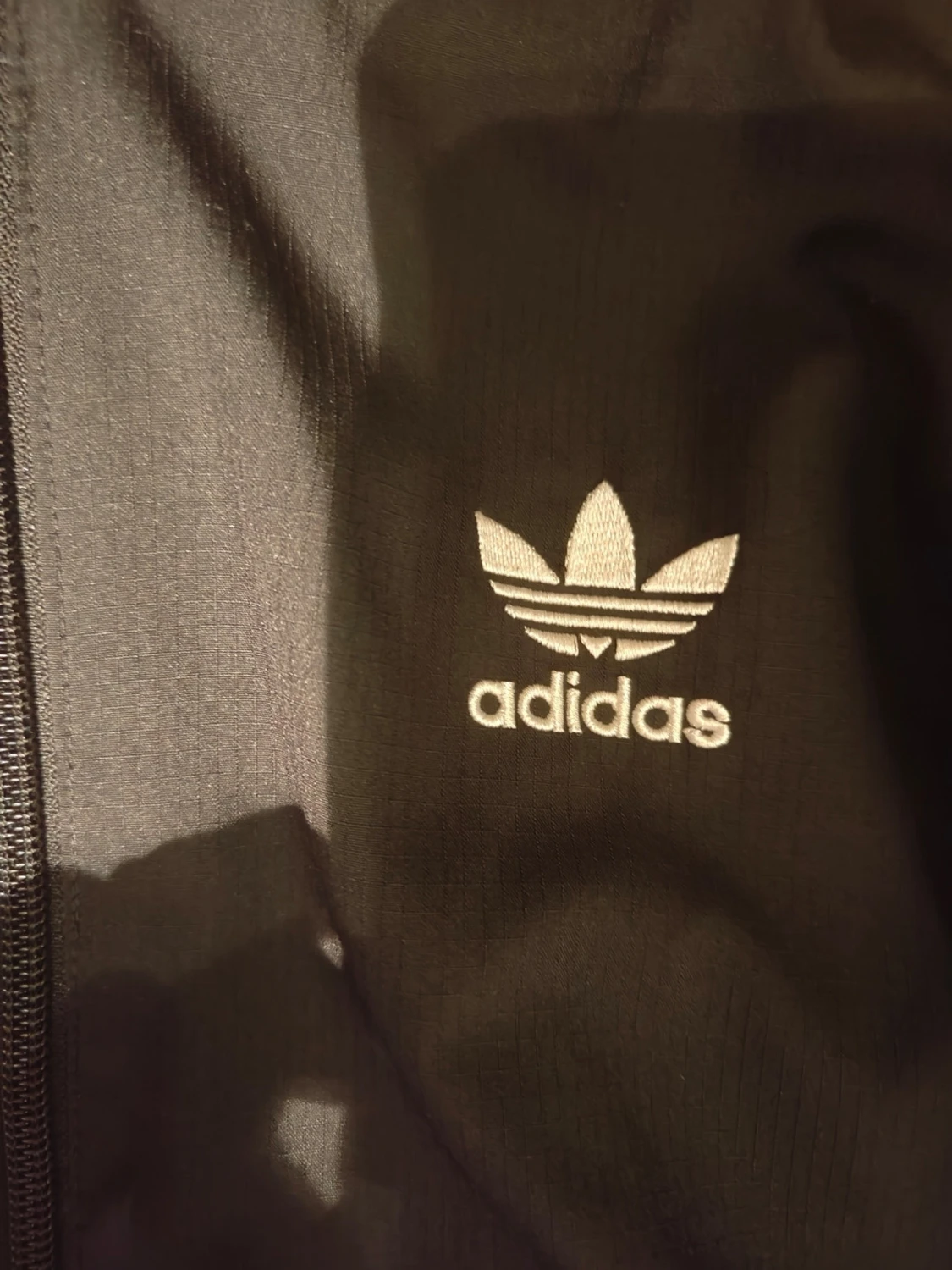 Svart Adidas vindjacka med huva - 1