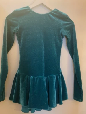 Konståknings klänning - Säljer en konståknings klänning då jag slutat. Pris kan diskuteras 