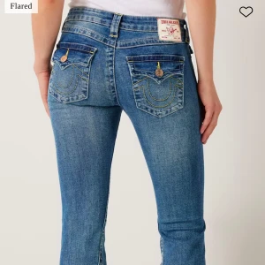 True religion jeans - Jättefina low waist true religion jeans. Säljer då de är för stora för mig. Använda ca 2 gånger❤️❤️❤️köpta för 1500 ❤️de är bootcut/ flared. Priset kan diskuteras❤️