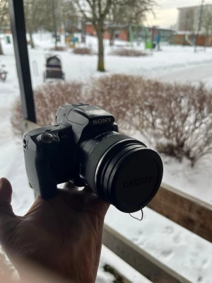 Sony systemkamera med objektiv - Säljer en svart Sony systemkamera med utbytbart objektiv. Kameran har ett greppvänligt handtag, tydliga reglage och en klassisk design i plast och metall. Perfekt för dig som vill ta snygga bilder och utforska fotografering på riktigt. Kommer ej med laddare samt minneskort. Marknadsvärde ligger på 2500-3500kr