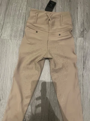 ZacZess ridleggings - ZacZess London ridleggings som liknar ridbyxor, färgen Champagne. Helt oanvända med prislapp kvar.