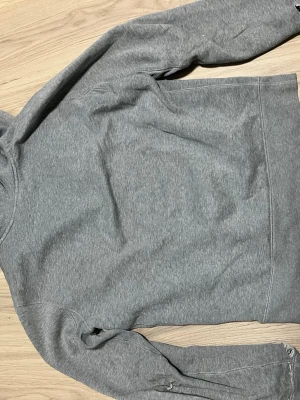 Grå hoodie från Burberry - Snygg grå hoodie från Burberry, har används ganska mycket men kan sy igen några hål om det går innan leverans, tvättas även innan den kommer