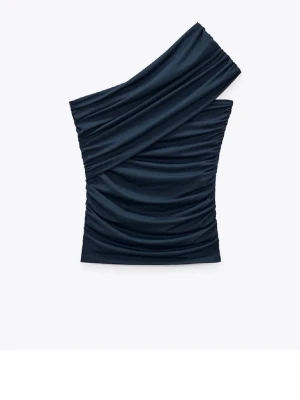 Topp - Snygg marinblå oneshoulder topp med draperad effekt och tight passform. Toppen har en asymmetrisk axel och är tillverkad i ett stretchigt, mjukt material som sitter skönt mot kroppen. Den är i storlek s men passar xs/s🥰