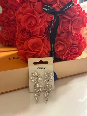 Örhängen Glitter - Säljer ett par glittriga statement örhängen från Glitter. Helt nya och oanvända, nypris på dom är 199kr 