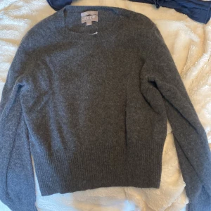 Mörkgrå croppad kashmirtröja J.Crew - Super fin mörkgrå Kashmir tröja från j.crew 