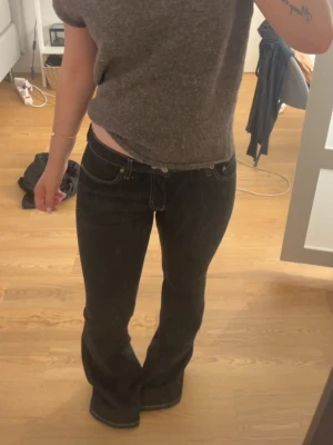 Weekday lågmidjade flared jeans  - Snygga svarta bootcut jeans, endast testade, säljer då dom var förlånga på mig!💕storlek 27/32