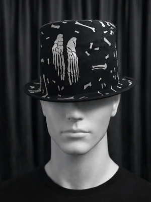 Svart bucket hat med skelettmönster - Cool svart bucket hat med vita skelett- och benmönster tryckta runt om. Hatten har en klassisk form med nedvikt brätte och är tillverkad i ett mjukt tygmaterial. Perfekt för dig som vill sticka ut med en unik accessoar.