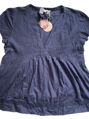 Blus från Odd Molly  - Mörkblå Odd Molly babydoll blus med broderi nedtill 💙Jag brukar ha XS/S i toppar för referens!