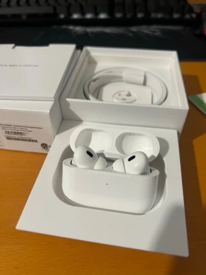  AirPods Pro  - Säljer mina AirPods Pro Gen 2 då jag inte har nåt användning av det fick den som present inte använt alls