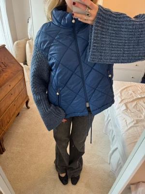 Vårjacka - Dösnygg vårjacka från UF-företaget second layer! Blå med stickade ärmar, passar allt o perfekta färgklicken💙 passar xs-m