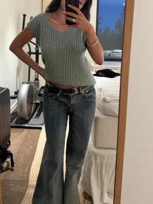 Grön stickad tröja - Säljer min super vina gröna stickade tröja. Perfekt med jeans, shorts eller kjol! 
