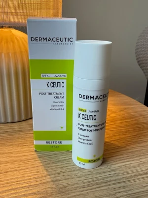 Dermaceutic K Ceutic ansiktskräm SPF 50 - Dermaceutic K Ceutic Post-Treatment Cream är en vit ansiktskräm med SPF 50 UVA/UVB. Kommer i en smidig pumpflaska på 30 ml. Innehåller K-komplex, glykoprotein samt vitaminerna C & E. Produkten är oanvänd!🤗nypris 595kr