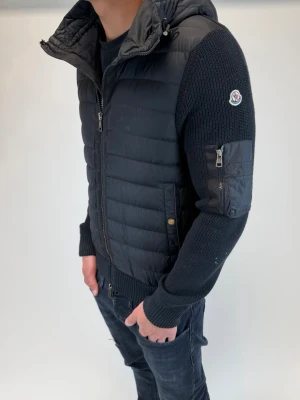 Moncler Cardigan  - Hej! Säljer nu denna väldigt snygga moncler cardigan som är perfekt till sommaren! Storlek M! Ny pris= 14,000 kr, säljs för 3499 kr! Kvitto och tags medföljer vid köp! 
