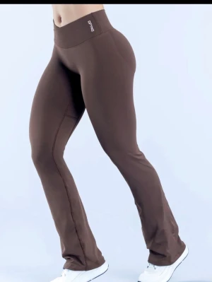 Dfyne ”Vision flare” i Tall XS - Bruna leggings från Dfyne med utsvängda ben och medel/lågmidjat, storlek XS💕. De är i Tall verisionen. Endast testade och säljer då de var för små. Nypris är 880 med frakt🩷