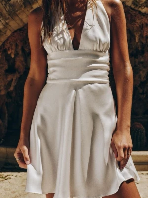 Studentklänning i satin med öppen rygg 💕 - SÅÅ snygg vit halterklänning i i satin med v-ringning och knytning runt midjan till ryggen! Slut hos Zara, den heter satin effect halter dress. Superfin öppen rygg :) Aldrig använd, skickas direkt vid köp! 💞