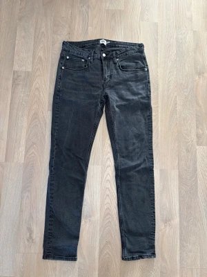 Svarta Lager 157 jeans  - Svarta Lager 157 jeans med slim passform. Storlek L, små i storlekarna. Bra skick.