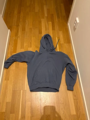 Blå hoodie - Vanlig blå hoodie i storleken S
